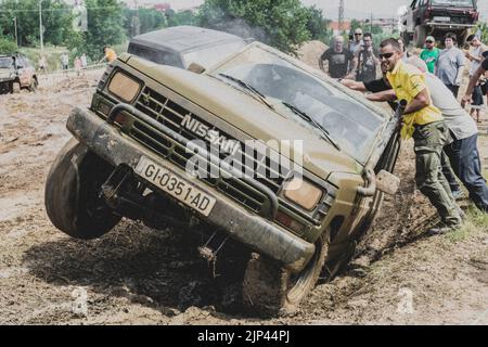 Fuoristrada Nissan Patrol GR auto che gira nel fango Foto Stock