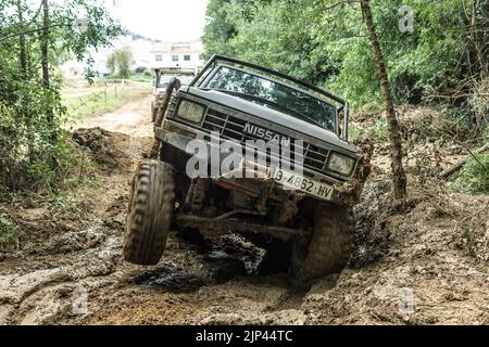Fuoristrada Nissan Patrol GR auto che gira nel fango Foto Stock