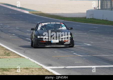 Una Toyota drifting nera che sintonizza l'automobile su una pista di corsa Foto Stock