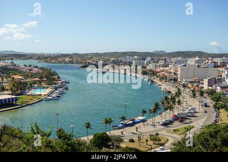 Vista panoramica sulla laguna di Araruama e sulla città di Cabo Frio, RJ, Brasile, in una giornata di sole. Foto Stock
