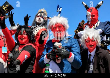 Un gruppo cosplayers posa come personaggi di YouTube anime Hell of A Boss, London Comic con Foto Stock