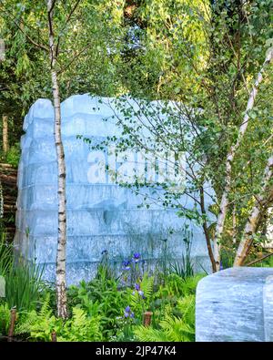 Il Plantman's Ice Garden, blocchi di ghiaccio congelati, progettato da John Warland, Chelsesa Flower Show 2022, Londonk Foto Stock