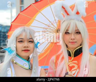 Due giovani donne asiatiche si pongono come Jia Luo (l), e Gongsun li (r), personaggi di King of Glory (Honor of Kings), Comic con London Foto Stock