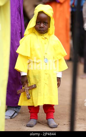 Nairobi, Kenya. 14th ago, 2022. Fedeli di Legio Maria, una chiesa iniziata dall'Africa, Kibera partecipa a un servizio mentre pregano per la pace dopo che il paese si è recato alle elezioni del 9th agosto 2022 per eleggere la leadership politica. La vita quotidiana come il paese attende i risultati elettrici. Il Kenya ha vissuto in passato una violenza post-sondaggio. L'organo elettorale IEBC di Nairobi sta attualmente ottenendo risultati con un periodo di sette giorni per annunciare i risultati che scadono martedì 16th. Il corpo indicava un lento processo di tallying. (Credit Image: © Billy Mutai/SOPA Images via ZUMA Press Wire) Foto Stock