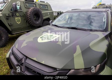 Kiev, Ucraina. 10th ago, 2022. Una varietà di veicoli militari sono visti sul campo durante il loro trasferimento alle forze armate. Un lotto di 11 nuovi veicoli blindati CON SCUDO MLS di produzione italiana acquistati dal fondo Poroshenko è stato consegnato alle forze d'assalto dell'Ucraina. Credit: SOPA Images Limited/Alamy Live News Foto Stock