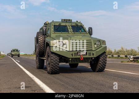 Donetsk Reg., Ucraina. 11th ago, 2022. Una colonna di auto blindate vista sulla strada quando si sposta nella regione delle ostilità. Un lotto di 11 nuovi veicoli blindati CON SCUDO MLS di produzione italiana acquistati dal fondo Poroshenko è stato consegnato alle forze d'assalto dell'Ucraina. Credit: SOPA Images Limited/Alamy Live News Foto Stock