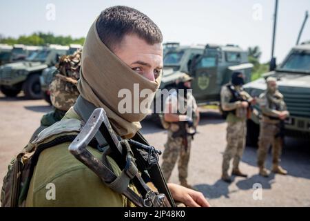 Donetsk Reg., Ucraina. 11th ago, 2022. Soldati in mimetizzazione durante le procedure per il trasferimento di auto blindate alle truppe. Un lotto di 11 nuovi veicoli blindati CON SCUDO MLS di produzione italiana acquistati dal fondo Poroshenko è stato consegnato alle forze d'assalto dell'Ucraina. Credit: SOPA Images Limited/Alamy Live News Foto Stock