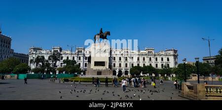Piazza San Martín con monumento / Plaza San Martín con estatua ecostre / Lima, Perú Foto Stock
