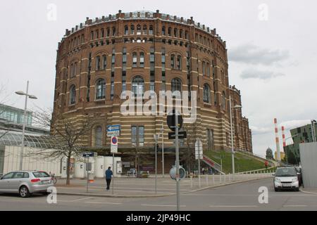 Vienna, Austria - 23 aprile 2012: Ex gasometri (i gasometri di Vienna) nel distretto di Simmering Foto Stock