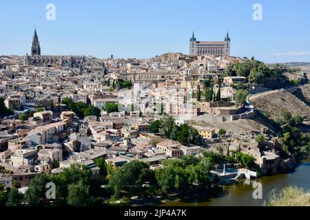 Una bella vista aerea di edifici e case nel centro di Toledo in Spagna Foto Stock