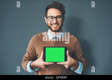 Schermo verde, spazio di copia e tasto chroma sul monitor del tablet per siti Web, marketing e promozioni. Ritratto di sorridente, felice ed eccitato web designer Foto Stock
