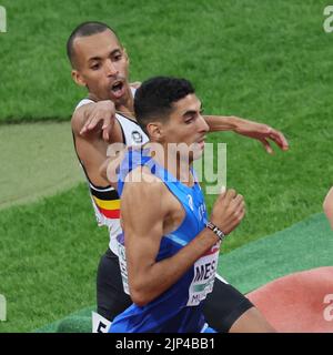 Il belga Ismael Debjani e l'italiano Ossama Meslek hanno ritratto in azione nelle manche della gara maschile del 1500m, il primo giorno dei Campionati europei di Atletica, a Monaco di Baviera 2022, Germania, lunedì 15 agosto 2022. La seconda edizione dei Campionati europei si svolge dal 11 al 22 agosto e prevede nove sport. BELGA FOTO BENOIT DOPPAGNE Foto Stock