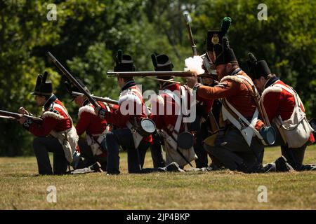 FORT ERIE, ONTARIO, CANADA – 6 agosto 2022 – soldati britannici sparano sulle forze americane in avvicinamento durante l'assedio di Fort Erie Guerra del 1812 Reena Foto Stock