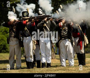 FORT ERIE, ONTARIO, CANADA – 6 agosto 2022 – soldati americani sparano sulle forze britanniche in avvicinamento durante l'assedio di Fort Erie Guerra del 1812 Reena Foto Stock