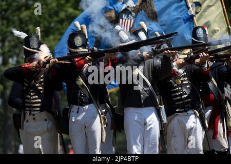 FORT ERIE, ONTARIO, CANADA – 6 agosto 2022 – soldati americani sparano sulle forze britanniche in avvicinamento durante l'assedio di Fort Erie Guerra del 1812 Reena Foto Stock