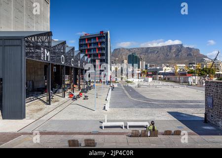 Ingresso principale dell'edificio Zeitz Museum of Contemporary Art Africa a Città del Capo, Sud Africa. Foto Stock