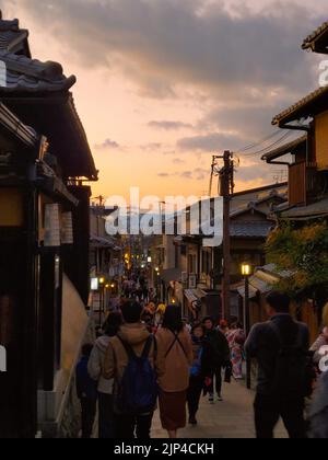 L'affollata Sannenzaka strada pedonale lastricata in pietra durante il tramonto a Higashiyama-ku, Kyoto, Giappone Foto Stock