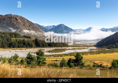 Il fiume Cass attraversa le valli del Passo di Arther nelle Alpi meridionali vicino a Christchurch, Nuova Zelanda. Foto Stock