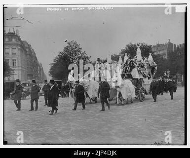 I funerali dei due figli di Isadora Duncan a Parigi. (4 cavalli che disegnano un enorme cuore ornato.) Bain - Bain Foto Stock