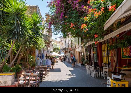 trafficata strada dello shopping nella città greca di rethymno sull'isola di creta, belle stradine colorate nella luce della sera sull'isola di creta. Foto Stock