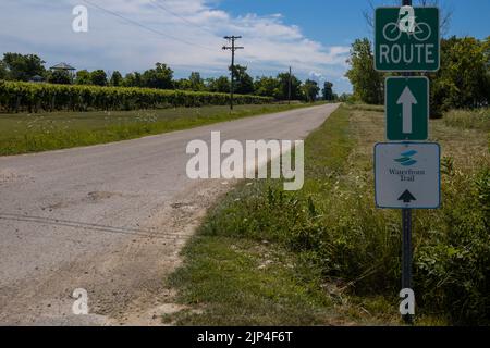 Segnaletica stradale per biciclette. Lungomare strada turistica a piedi. Percorso ciclabile, sentiero di campagna Foto Stock