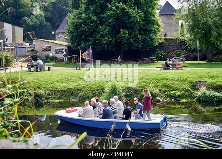 Un gruppo di persone su una barca sul fiume Trieux in un bellissimo villaggio noto come la piccola Venezia di Tregor Foto Stock