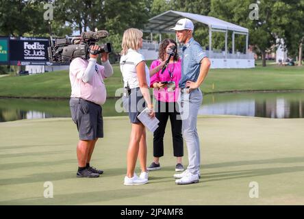 14 agosto 2022: Will Zalatoris viene intervistato dopo aver vinto il torneo di golf FedEx St. Jude Championship al TPC Southwind di Memphis, Tennessee. Terreno grigio Siegel/Cal Sport Foto Stock