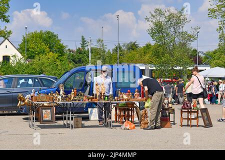 Heidelberg, Germania - Agosto 2022: Stand con opere d'arte al mercato mensile delle pulci in piazza Messeplatz Foto Stock