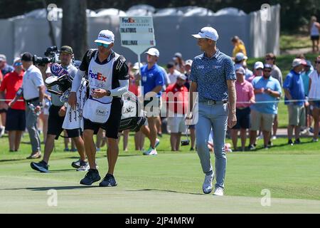 14 agosto 2022: Will Zalatoris e il suo caddie Joel Stock al green 9th durante l'ultimo round del torneo di golf FedEx St. Jude Championship al TPC Southwind di Memphis, TN. Terreno grigio Siegel/Cal Sport Foto Stock