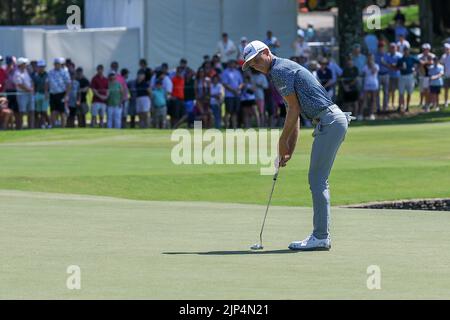 14 agosto 2022: Will Zalatoris taglia il suo putt sulla 9th buca durante l'ultimo round del torneo di golf FedEx St. Jude Championship al TPC Southwind di Memphis, TN. Terreno grigio Siegel/Cal Sport Foto Stock