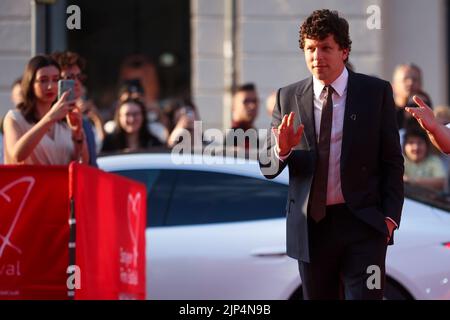 L'attore americano Jesse Eisenberg ha camminato il tappeto rosso al Sarajevo Film Festival 28th a Sarajevo, in Bosnia-Erzegovina, il 15. Agosto, 2022. Foto: Armin Durgut/PIXSELL Foto Stock