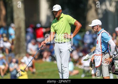 14 agosto 2022: Tony Finau sulla 18th buche durante l'ultimo round del torneo di golf FedEx St. Jude Championship al TPC Southwind di Memphis, TN. Terreno grigio Siegel/Cal Sport Foto Stock