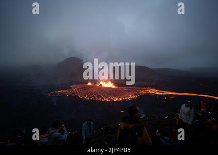 Escursionisti che osservano l'eruzione Meradalir del vulcano Fagradalfjall in Islanda 2022 Foto Stock