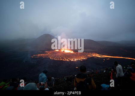 Escursionisti che osservano l'eruzione Meradalir del vulcano Fagradalfjall in Islanda 2022 Foto Stock