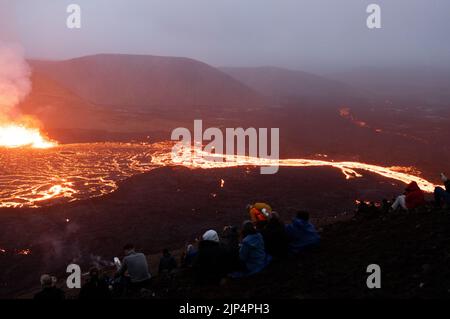 Escursionisti che osservano l'eruzione Meradalir del vulcano Fagradalfjall in Islanda 2022 Foto Stock