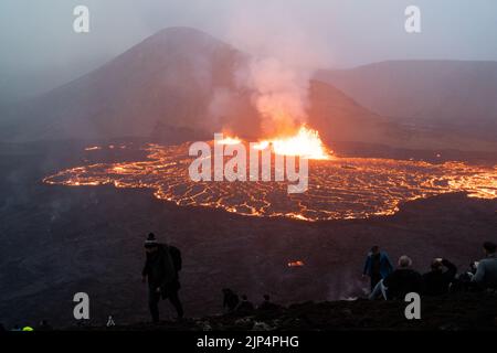 Escursionisti che osservano l'eruzione Meradalir del vulcano Fagradalfjall in Islanda 2022 Foto Stock