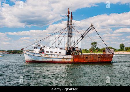 Nave da pesca arrugginita, Manasquan Inlet, Point Pleasant NJ, USA, Point Pleasant, New Jersey Foto Stock