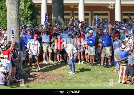 14 agosto 2022: Trey Mullinax è fuori dal green 18th durante l'ultimo round del torneo di golf FedEx St. Jude Championship al TPC Southwind di Memphis, TN. Terreno grigio Siegel/Cal Sport Foto Stock