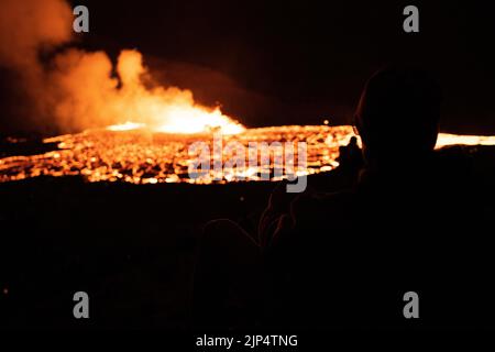 Escursionisti che osservano l'eruzione Meradalir del vulcano Fagradalfjall in Islanda 2022 Foto Stock