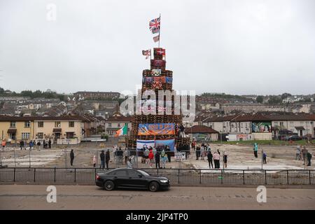 La gente guarda un falò prima di accenderlo per celebrare la festa cattolica dell'Assunzione nella zona di Bogside di Londonderry, Irlanda del Nord. Data immagine: Lunedì 15 agosto 2022. Foto Stock