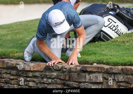 14 agosto 2022: Will Zalatoris ispeziona la sua palla sulla terza buca di playoff durante l'ultimo round del torneo di golf FedEx St. Jude Championship al TPC Southwind di Memphis, TN. Terreno grigio Siegel/Cal Sport Foto Stock