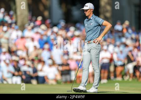 14 agosto 2022: Will Zalatoris guarda alla 18th buche durante l'ultimo round del torneo di golf FedEx St. Jude Championship al TPC Southwind di Memphis, Tennessee. Terreno grigio Siegel/Cal Sport Foto Stock