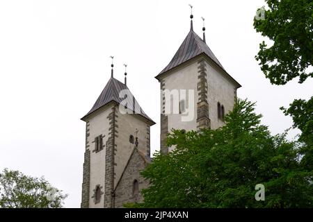 Due torri medievali Chiesa di Santa Maria, Mariakirken, Bryggen zona, Bergen, Norvegia Europa Foto Stock