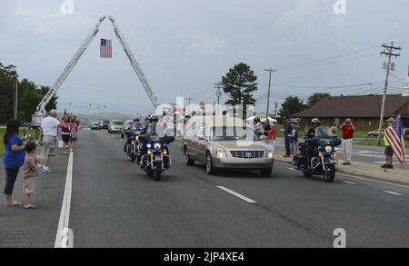 Il focolare che porta i resti di Logistics Specialist 2nd Class Randall Smith è scortato al cimitero nazionale di Chattanooga. (19909434420) Foto Stock