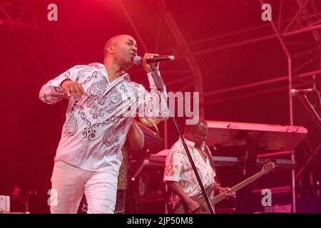 Winchester. Regno Unito, 14/08/2022, Shawn D. McQuiller (noto anche come ShawnyMac), chitarrista e cantante con la rock band americana Kool and The Gang, suona dal vivo sul palco al Boomtown Fair Festival. Boomtown è un festival di musica britannica che si tiene ogni anno nella tenuta di Matterley nel South Downs National Park, vicino a Winchester. Kool & The Gang è una band americana R&B/Soul/funk formata a Jersey City, New Jersey, nel 1964 dai fratelli Robert 'Kool' Bell e Ronald Bell, con Dennis 'Dee Tee' Thomas, Robert 'Spike' Mickens, Charles Smith, George Brown e Ricky West. Hanno subito numerosi cambiamenti Foto Stock