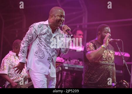 (L-R) Shawn D. McQuiller (alias ShawnyMac), chitarrista e cantante con il funk soul americano e la discoteca Kool e il giocatore di Gang e trombone, Jermaine Bryson suona dal vivo sul palco al Boomtown Fair Festival. Boomtown è un festival di musica britannica che si tiene ogni anno nella tenuta di Matterley nel South Downs National Park, vicino a Winchester. Kool & The Gang è una band americana R&B/Soul/funk formata a Jersey City, New Jersey, nel 1964 dai fratelli Robert 'Kool' Bell e Ronald Bell, con Dennis 'Dee Tee' Thomas, Robert 'Spike' Mickens, Charles Smith, George Brown e Ricky West. Hanno subito numerou Foto Stock