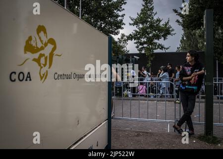 2022-08-15 20:37:35:19 ter APEL - i richiedenti asilo aspettano di fronte al cancello del centro dei richiedenti asilo del COA. L'Agenzia centrale per l'accoglienza dei richiedenti asilo (COA) prevede che circa 150 persone dovranno dormire all'esterno presso il centro di applicazione di Ter Apel a causa della folla. ANP VINCENT JANNINK olanda fuori - belgio fuori Foto Stock