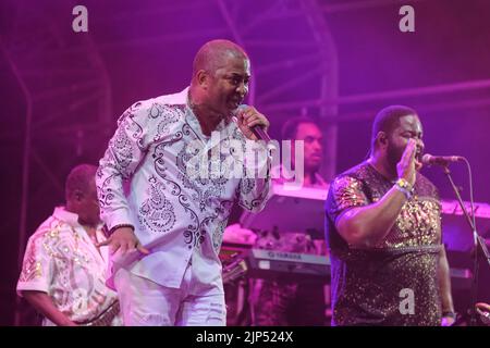 (L-R) Shawn D. McQuiller (alias ShawnyMac), chitarrista e cantante con il funk soul americano e la discoteca Kool e il giocatore di Gang e trombone, Jermaine Bryson suona dal vivo sul palco al Boomtown Fair Festival. Boomtown è un festival di musica britannica che si tiene ogni anno nella tenuta di Matterley nel South Downs National Park, vicino a Winchester. Kool & The Gang è una band americana R&B/Soul/funk formata a Jersey City, New Jersey, nel 1964 dai fratelli Robert 'Kool' Bell e Ronald Bell, con Dennis 'Dee Tee' Thomas, Robert 'Spike' Mickens, Charles Smith, George Brown e Ricky West. Hanno subito numerou Foto Stock