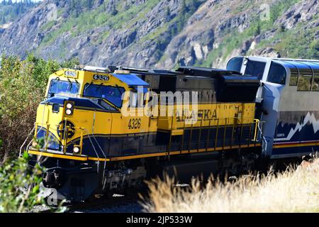 Beluga Point, Alaska, Stati Uniti. 27th luglio, 2022. Un treno turistico, inclusi i passeggeri della Princess Cruise, passa Beluga Point, a sud di Anchorage, Alaska, sull'autostrada tra Anchorage e Seward, mercoledì 27 luglio 2022. (Credit Image: © Mark Hertzberg/ZUMA Press Wire) Foto Stock