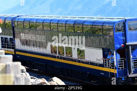 Beluga Point, Alaska, Stati Uniti. 27th luglio, 2022. Un treno turistico, inclusi i passeggeri della Princess Cruise, passa Beluga Point, a sud di Anchorage, Alaska, sull'autostrada tra Anchorage e Seward, mercoledì 27 luglio 2022. (Credit Image: © Mark Hertzberg/ZUMA Press Wire) Foto Stock